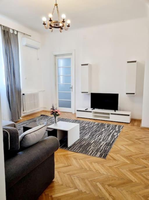 Cozy Apartment Near City Center Bucharest Exterior photo