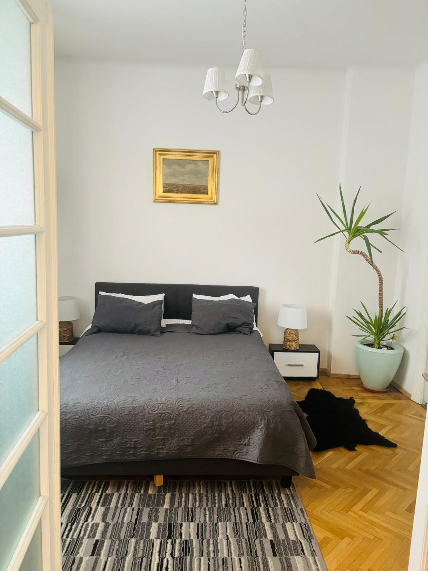 Cozy Apartment Near City Center Bucharest Exterior photo
