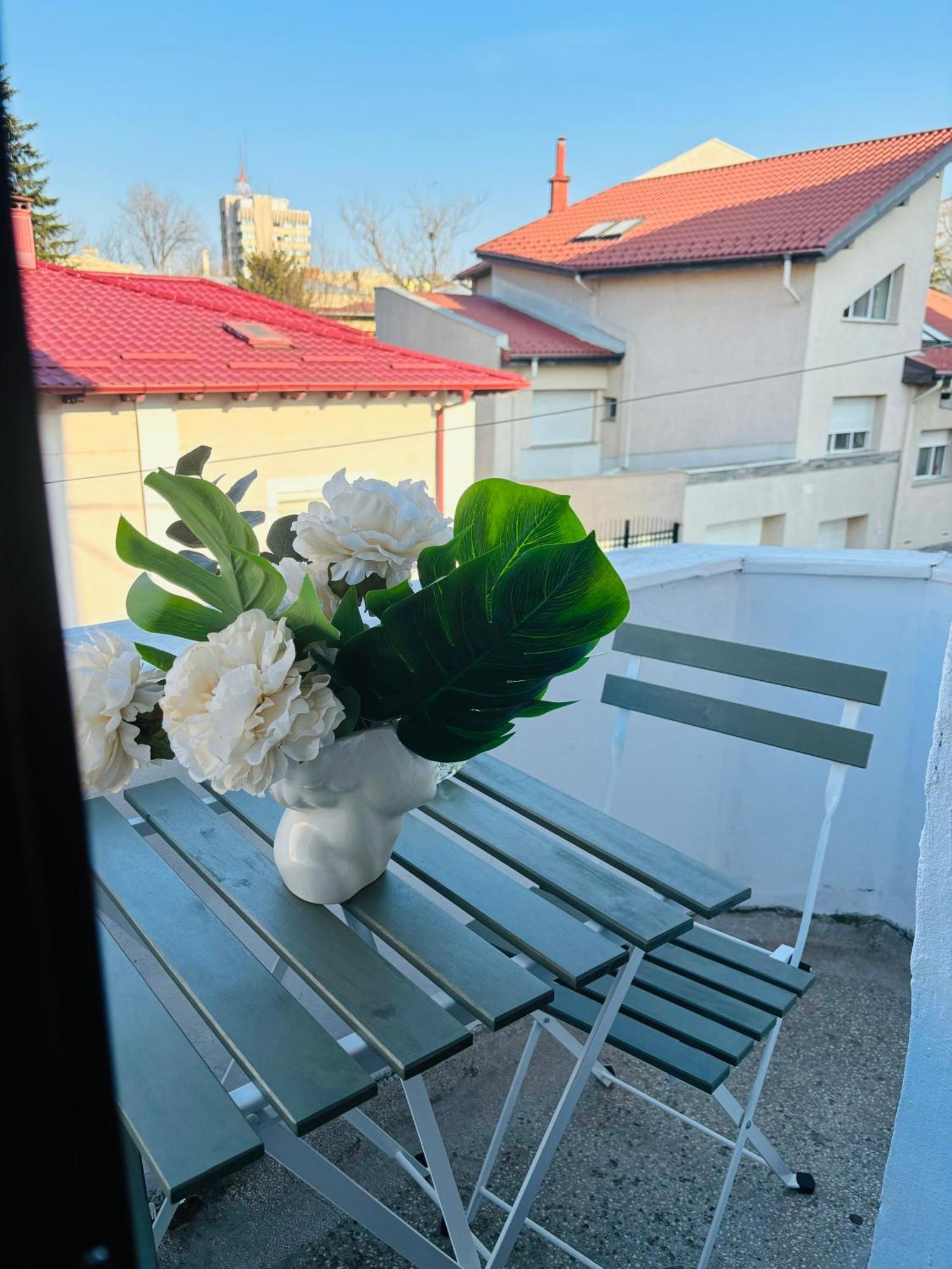 Cozy Apartment Near City Center Bucharest Exterior photo